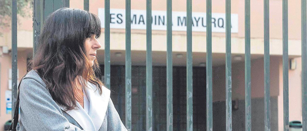 La profesora Mariluz Esún ayer frente a su instituto. | GUILLEM BOSCH