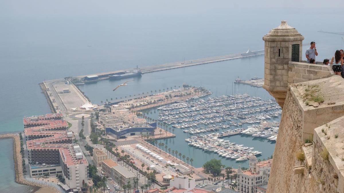 Vista del Puerto de Alicante desde el castillo de Santa Bárbara