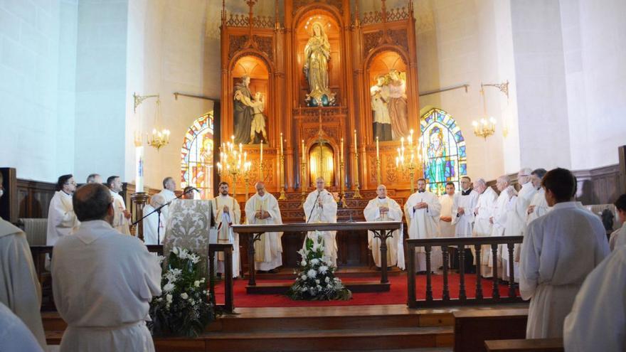 El obispo de Zamora, Fernando Valera, en una eucaristía con sacerdotes diocesanos en Toro. | Cedida