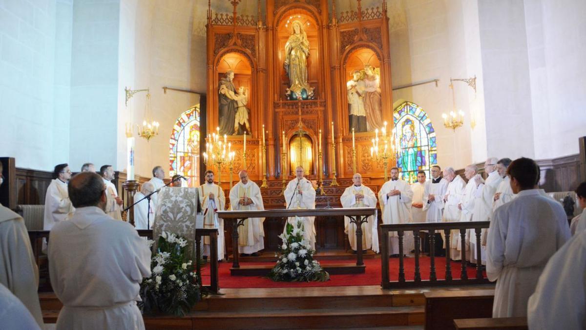El obispo de Zamora, Fernando Valera, en una eucaristía con sacerdotes diocesanos en Toro. | Cedida
