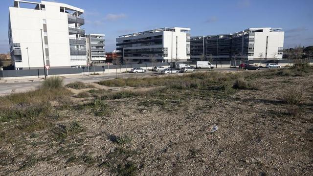 Solar de Rosales del Canal sobre el que se van a levantar 160 pisos públicos de alquiler asequible.