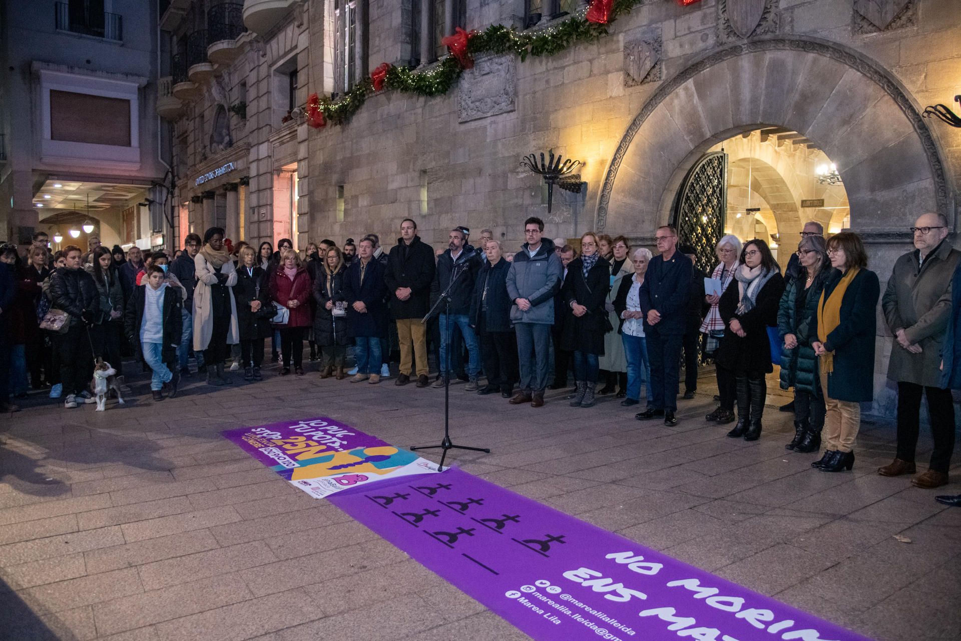 Minuto de silencio este sábado en Lleida por el asesinato machista de Irina Mihaela, la mujer de 34 años muerta a manos de su pareja y cuyo cadáver se encontró el viernes en el trastero de su casa.