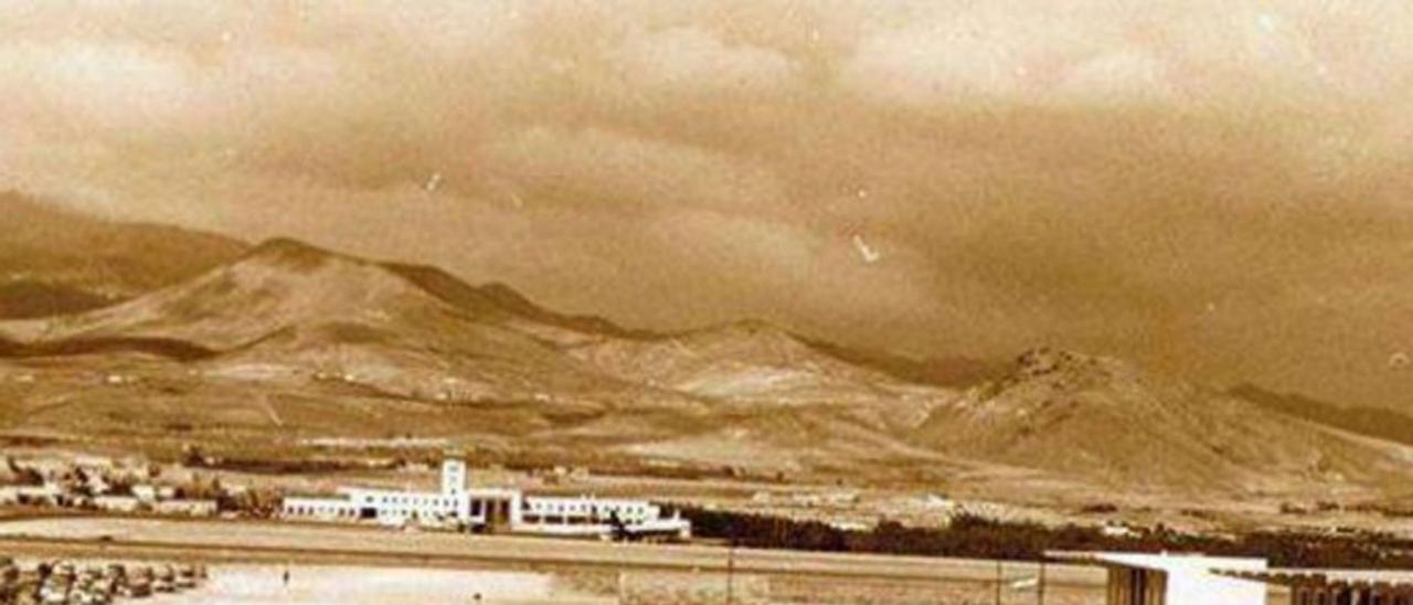 Foto histórica en el aeropuerto de Gando.