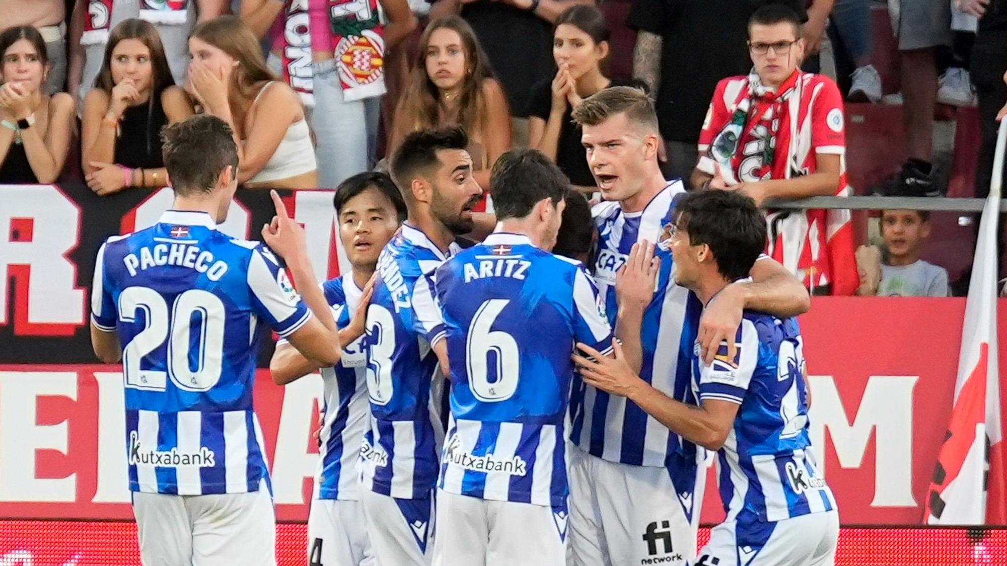 Los jugadores de la Real celebran uno de sus goles.