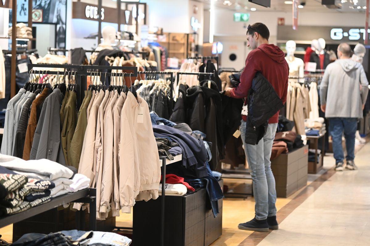 Clientes mirando artículos en las rebajas de invierno de El Corte Inglés, el pasado fin de semana.