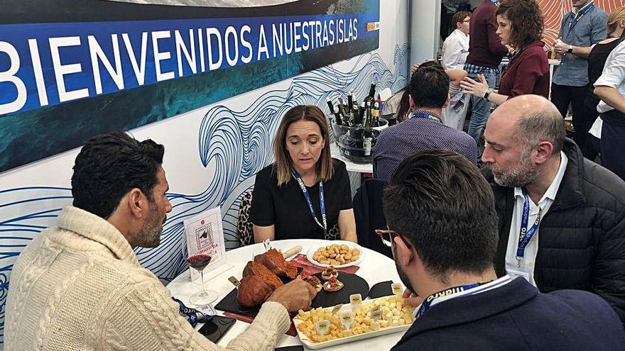 El estand de la Sobrasada de Mallorca y el queso Mahón de Menorca sirvió más de mil tapas en tres horas.