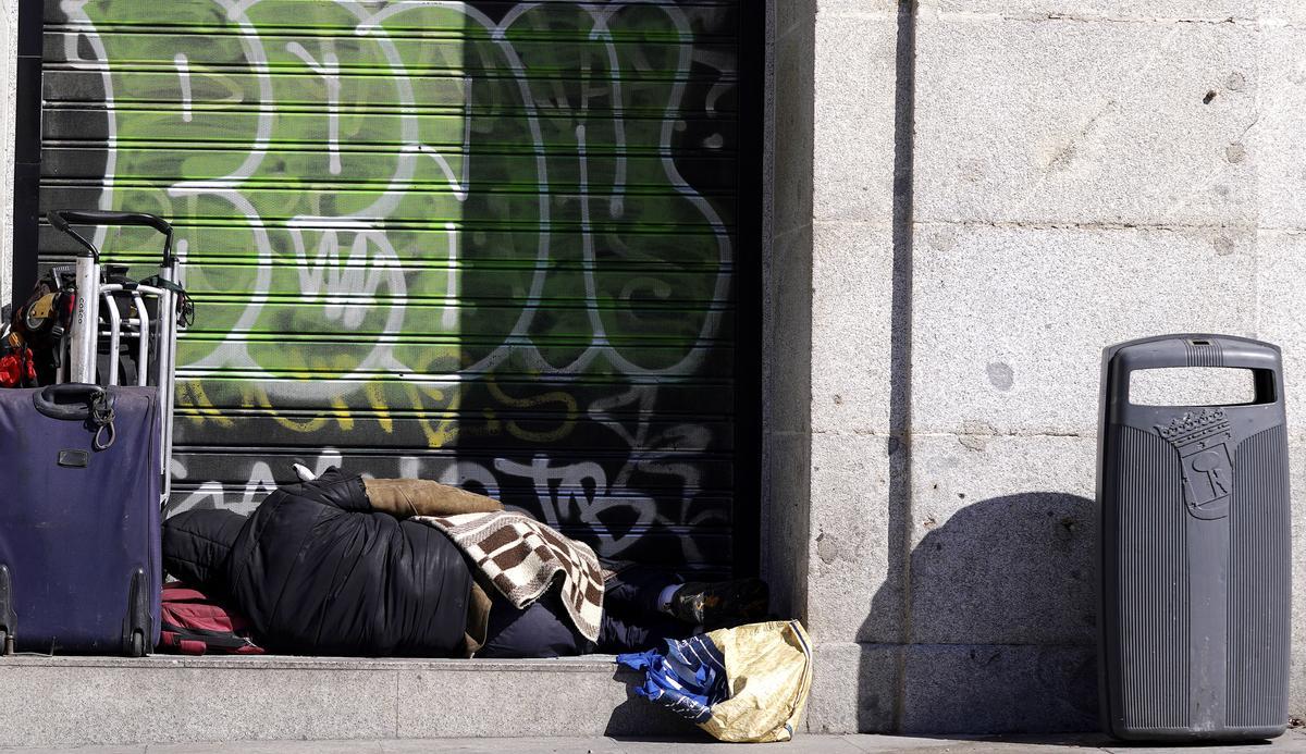 Un sintecho en una calle de Madrid.