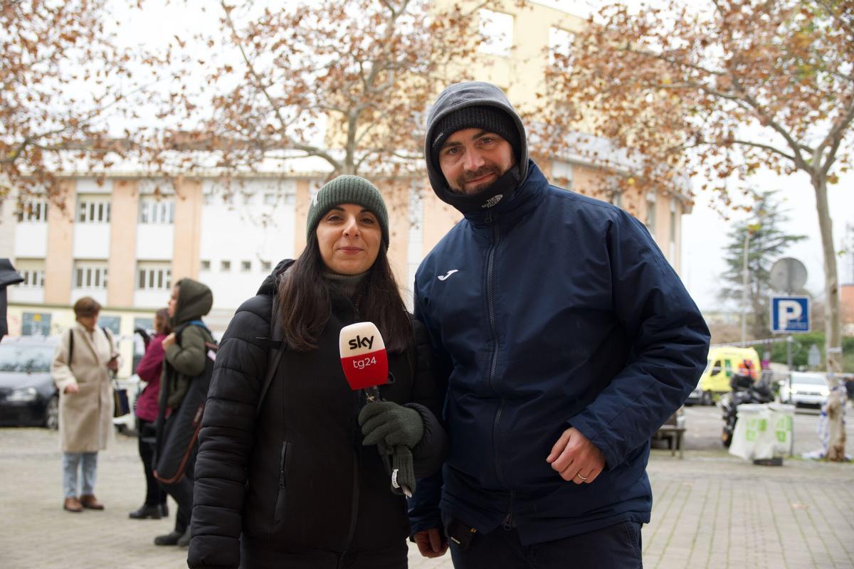 Giuliana de Vivo y su compañero, de Sky News, en el centro cívico de Poniente.