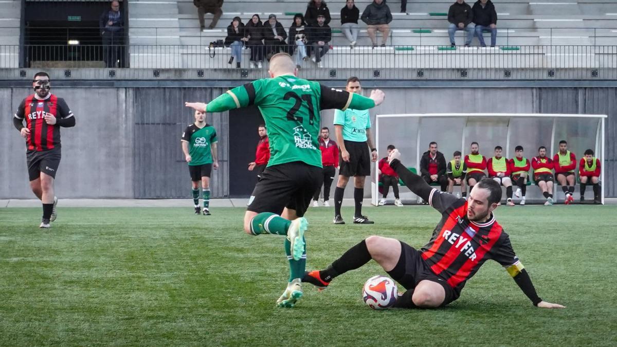 Un momento del partido de La Espina.