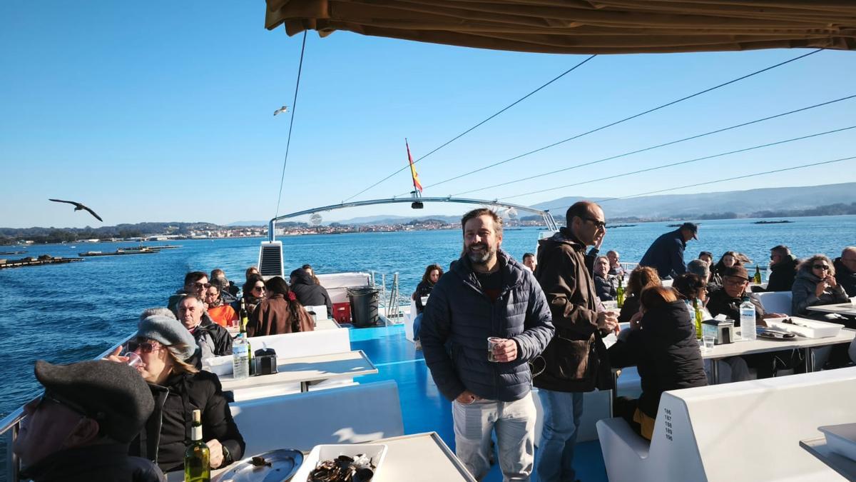 Turistas que acudieron a Vigo y pudieron surcar la ría y observar delfines desde el catamarán «Gran Cormorán Jet».