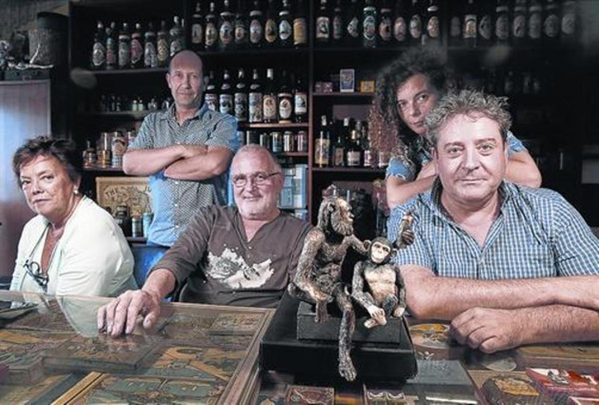 ESTRELLAS 3 De izquierda a derecha, Mari Carmen Aymar, Àlvar Clavet, Albert Isern, Òscar Vives y Carol Isern. Abajo, los contrayente y 'merchandising'.