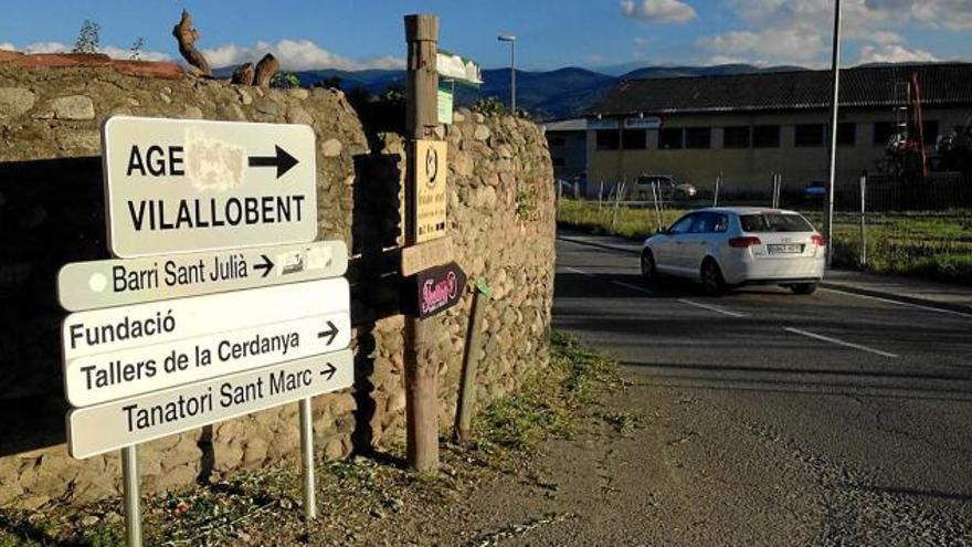 Un vehicle circula per la carretera que uneix Puigcerdà amb els nuclis d&#039;Age i Vilallobent