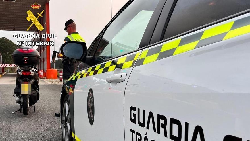 Interceptado en A Coruña un conductor sin carné que quintuplicaba la tasa de alcohol en un ciclomotor por autopista