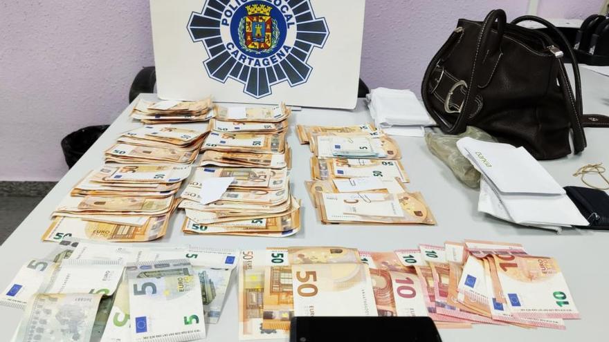 La Policía de Cartagena recupera un bolso con 10.500 euros