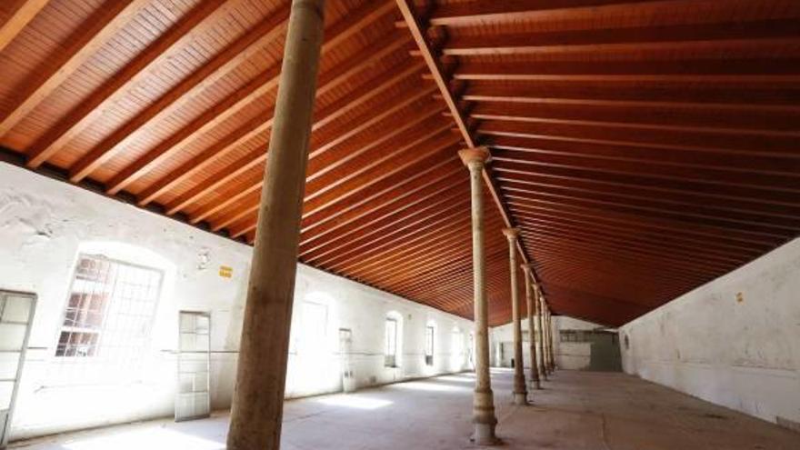 Interior de una de las grandes naves del edificio de la antigua Fábrica de Tabacos.