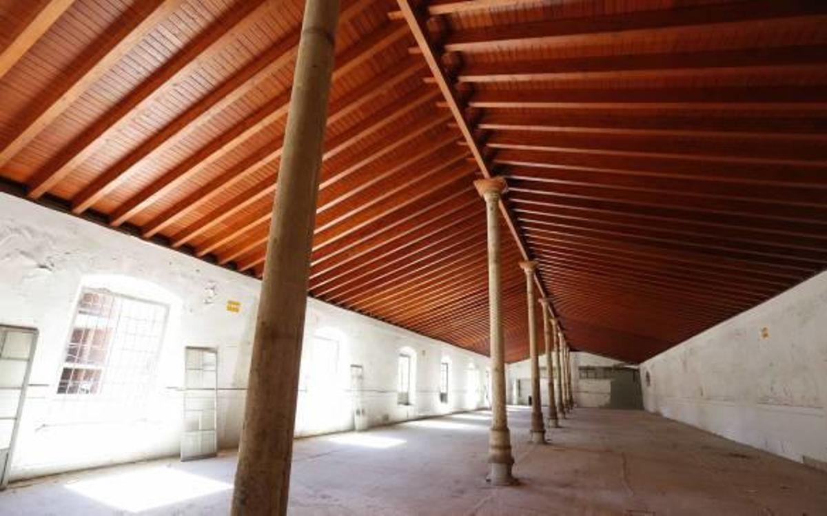 Interior de una de las grandes naves del edificio de la antigua Fábrica de Tabacos.