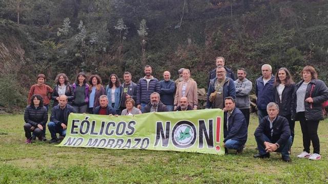 Representantes de las 12 comunidades de montes, ayer, en los terrenos de A Tioura, en Moaña. |  GONZALO NÚÑEZ