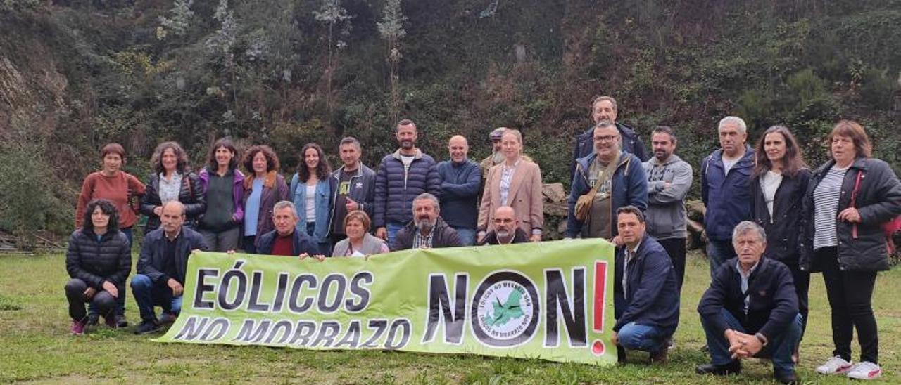 Representantes de las 12 comunidades de montes, ayer, en los terrenos de A Tioura, en Moaña. |  GONZALO NÚÑEZ