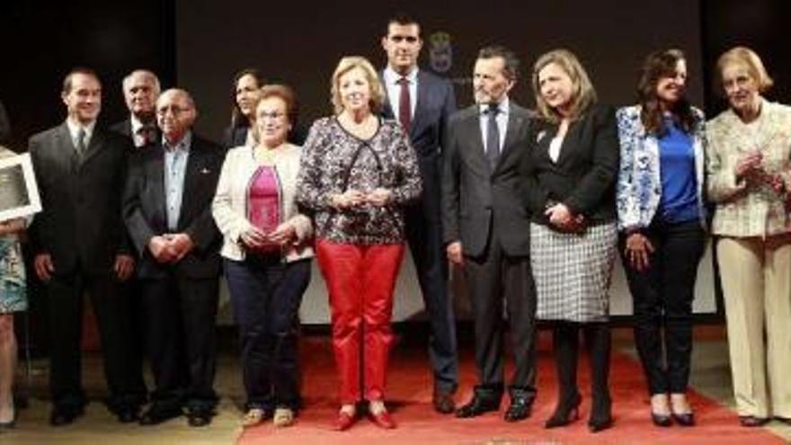 Los galardonadas y las voluntarias homenajeadas, con el alcalde, el conselleiro y la delegada de Zona Franca.  // José Lores