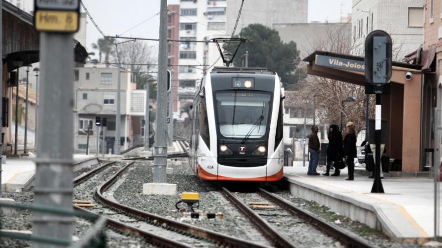 Tren de FGV en la estación de La Vila Joiosa.