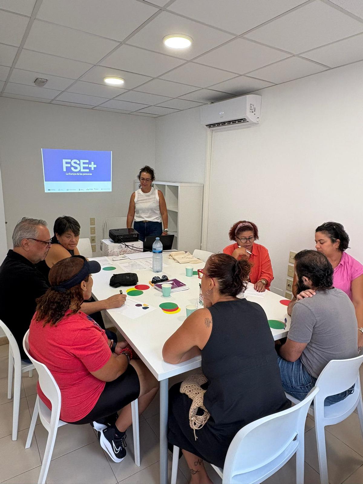 Un grupo de usuarios durante una actividad en la Fundación Cepaim