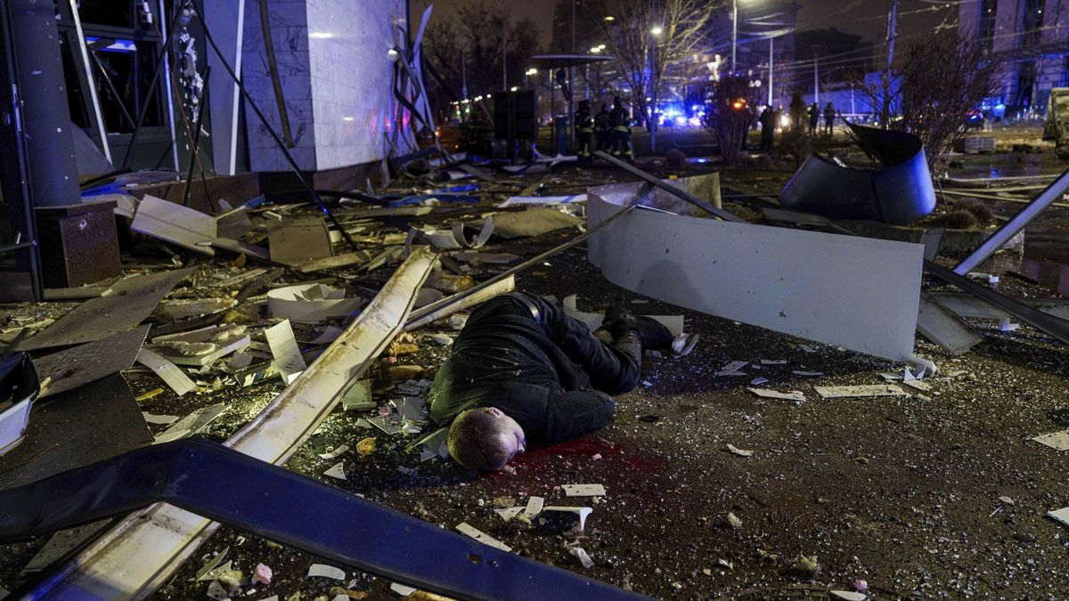 El cuerpo de un hombre yace en el suelo en el lugar en el que ha caído un misil ruso, este sábado en Kiev.