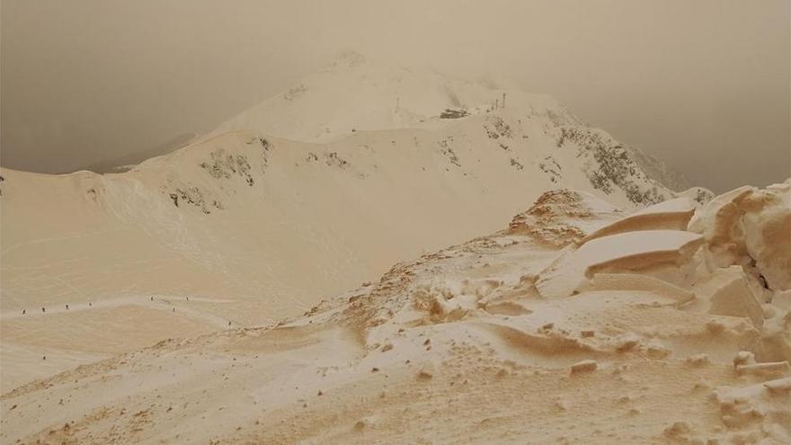 Nieve naranja en el este de Europa por la arena y el polvo del Sahara
