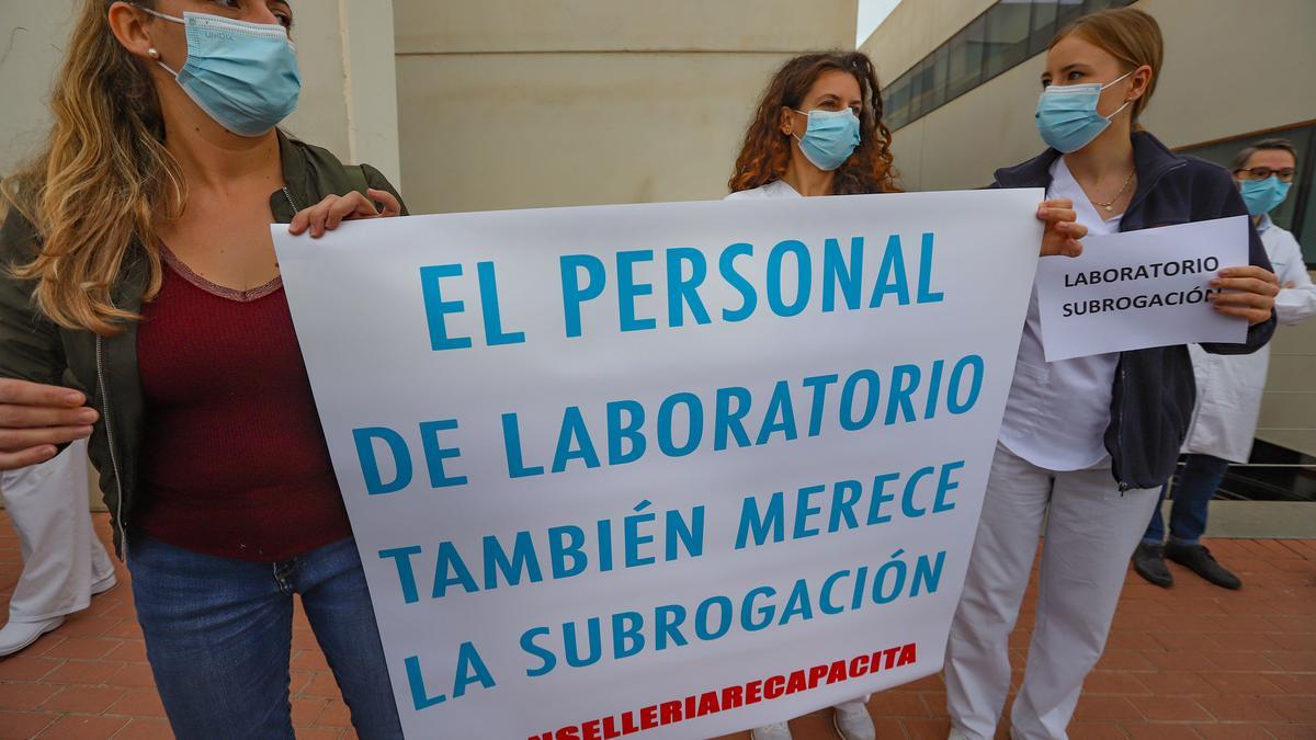 Protesta que reclama todos los viernes desde octubre la subrogración del personal de laboratorio como plantilla fija