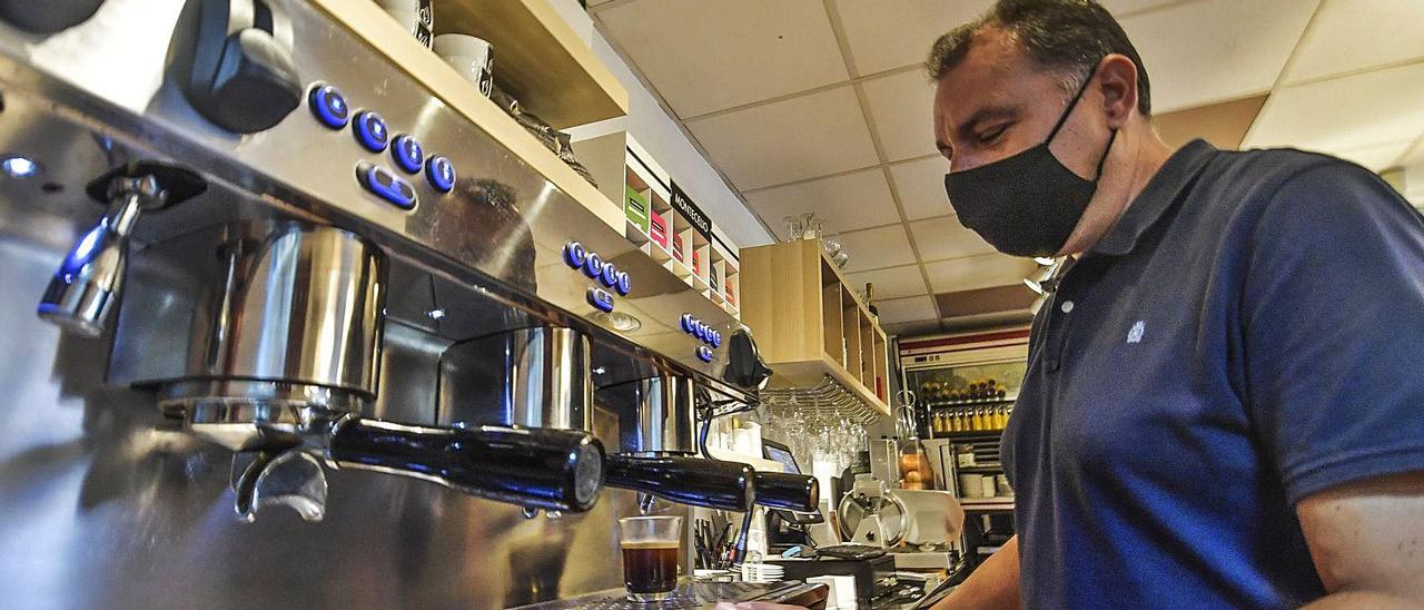 Pedro Torón prepara un café en su cagetería La casita del jamón. | | JUAN CASTRO