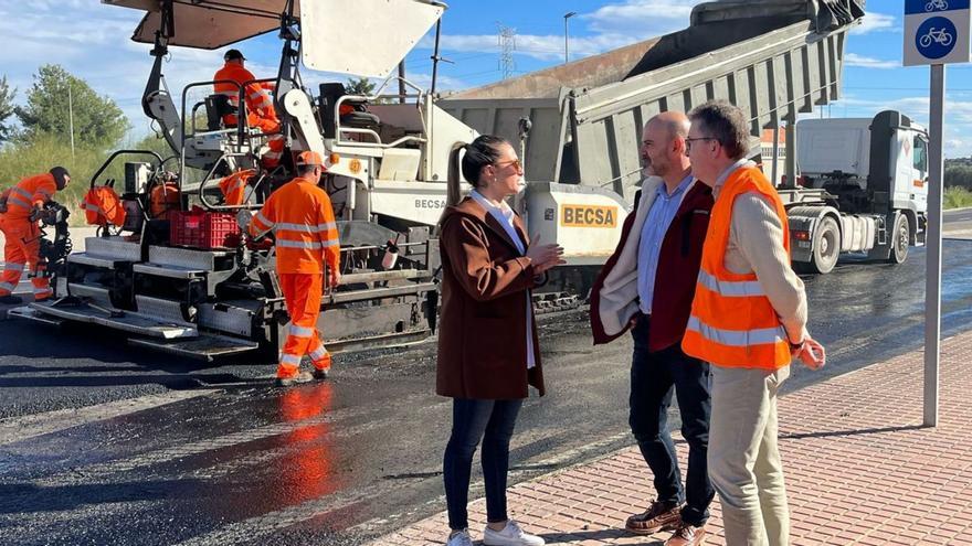 La alcaldesa, Tania Baños, en una imagen de archivo de una de las intervenciones del plan de asfaltado. | MEDITERRÁNEO