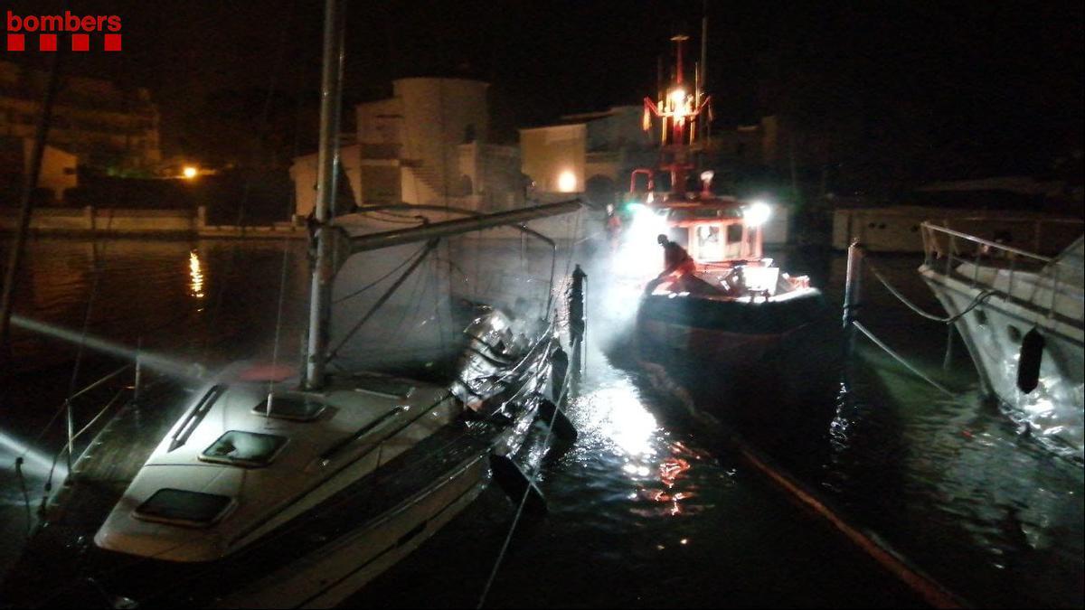 Barca incendiada en el Port de Santa Margarida (Roses)