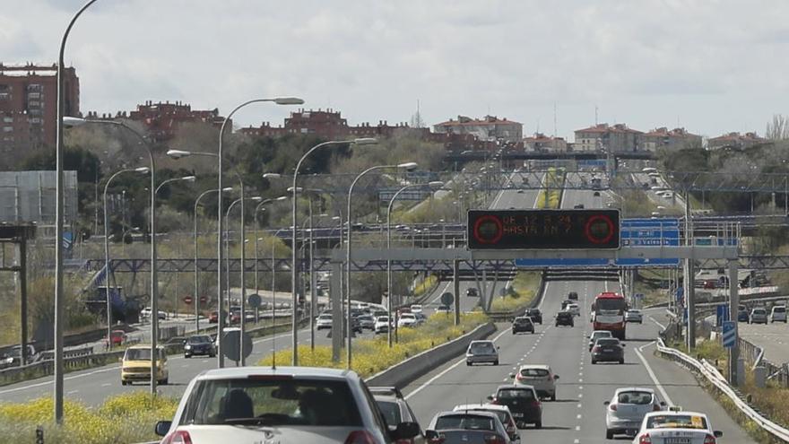 Gran afluencia de vehículos en la entrada a Madrid por la A-3.