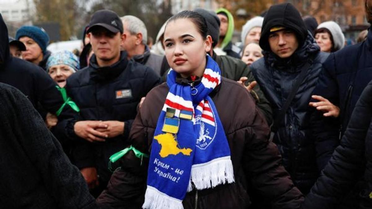 Una mujer lleva una bufanda con el lema Crimea es Ucrania impreso.