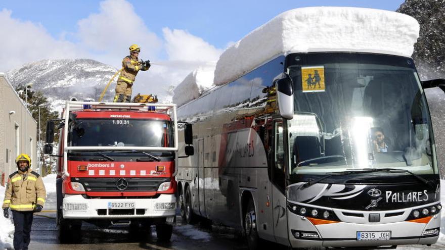 Els bombers treuen neu d&#039;un autobús.