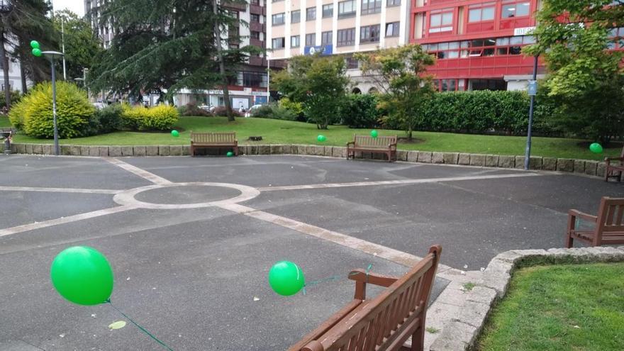Globos sueltos en una plaza de A Coruña.