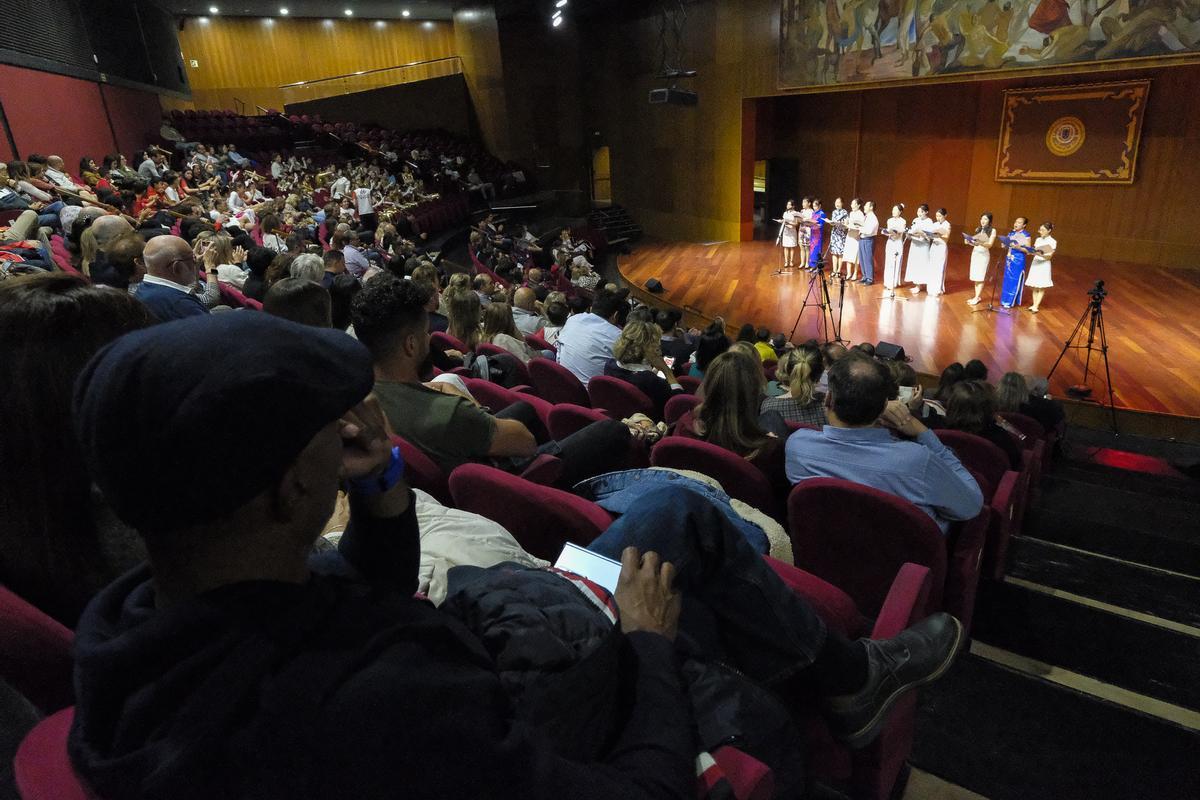 Múltiples asistentes al evento que incluyó discursos y actuaciones.