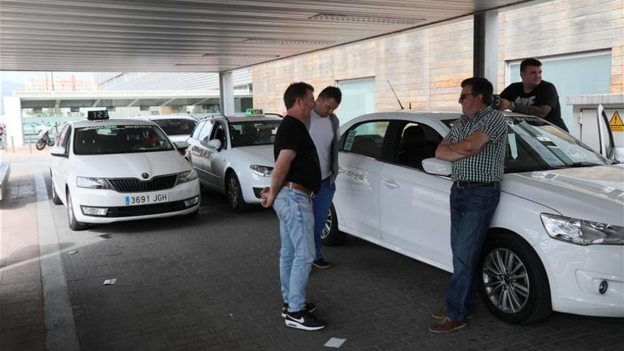 Los taxistas temen que Fomento permita entrar a Uber en Castellón con 100 licencias de VTC