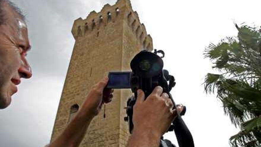 La cámara apunta a la camuflada Torre de Peraires.