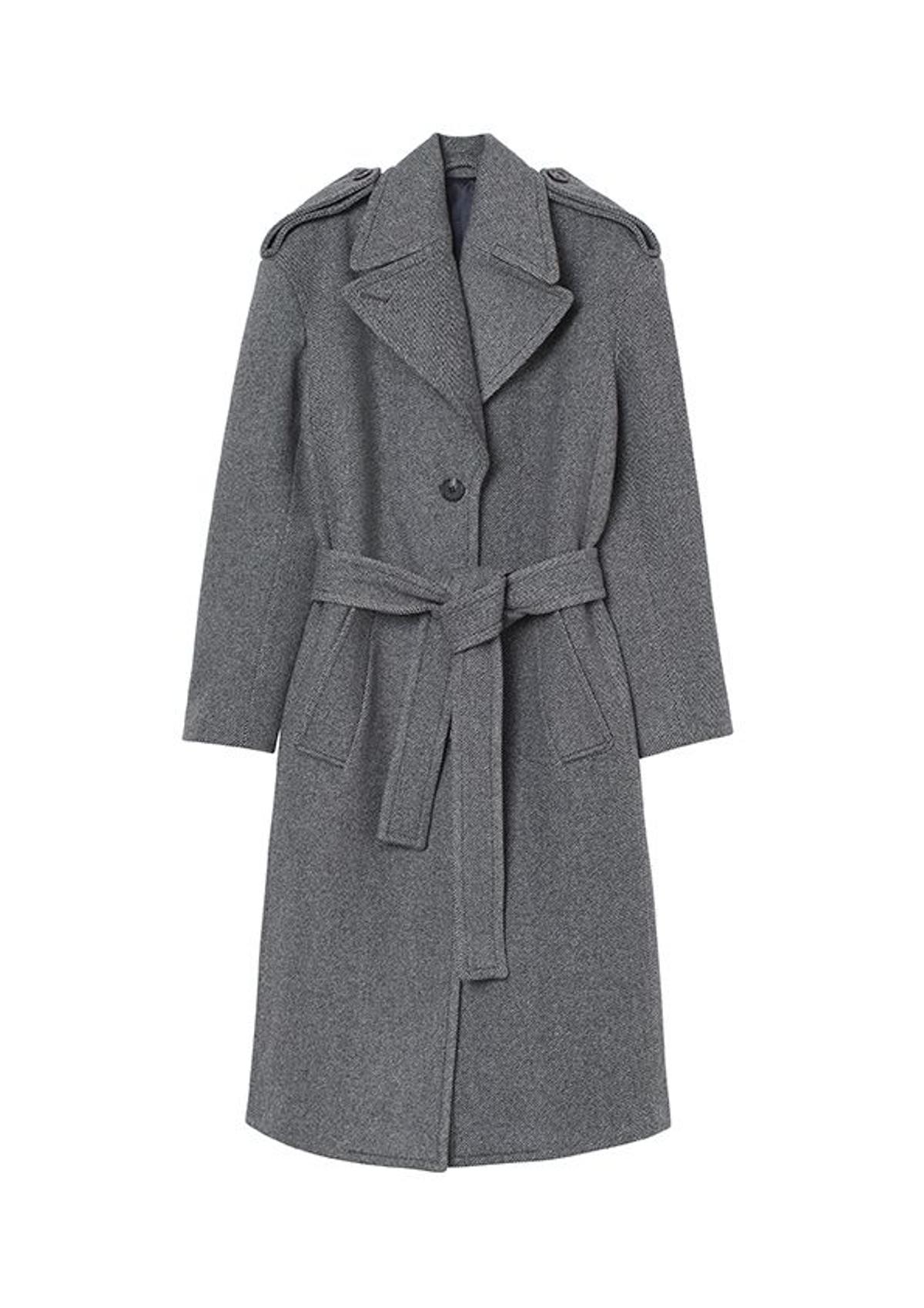 Abrigo, con un 65% de lana reciclada, de H&M Studio (199 €).