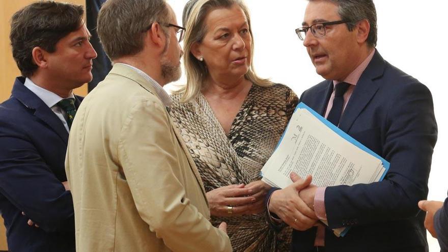Gonzalo Sichar conversa con Francisco Salado y Kika Caracuel, tras el pleno de ayer.