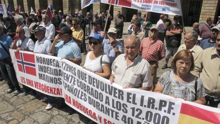 Manifestación de la asociación Long Hope ayer en Santiago.