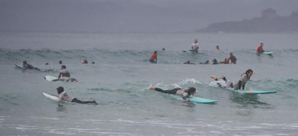 Los surfistas disfrutan de las olas en Patos