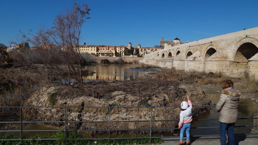 La Junta de Andalucía ha retirado ya las toallitas del islote junto al Puente Romano
