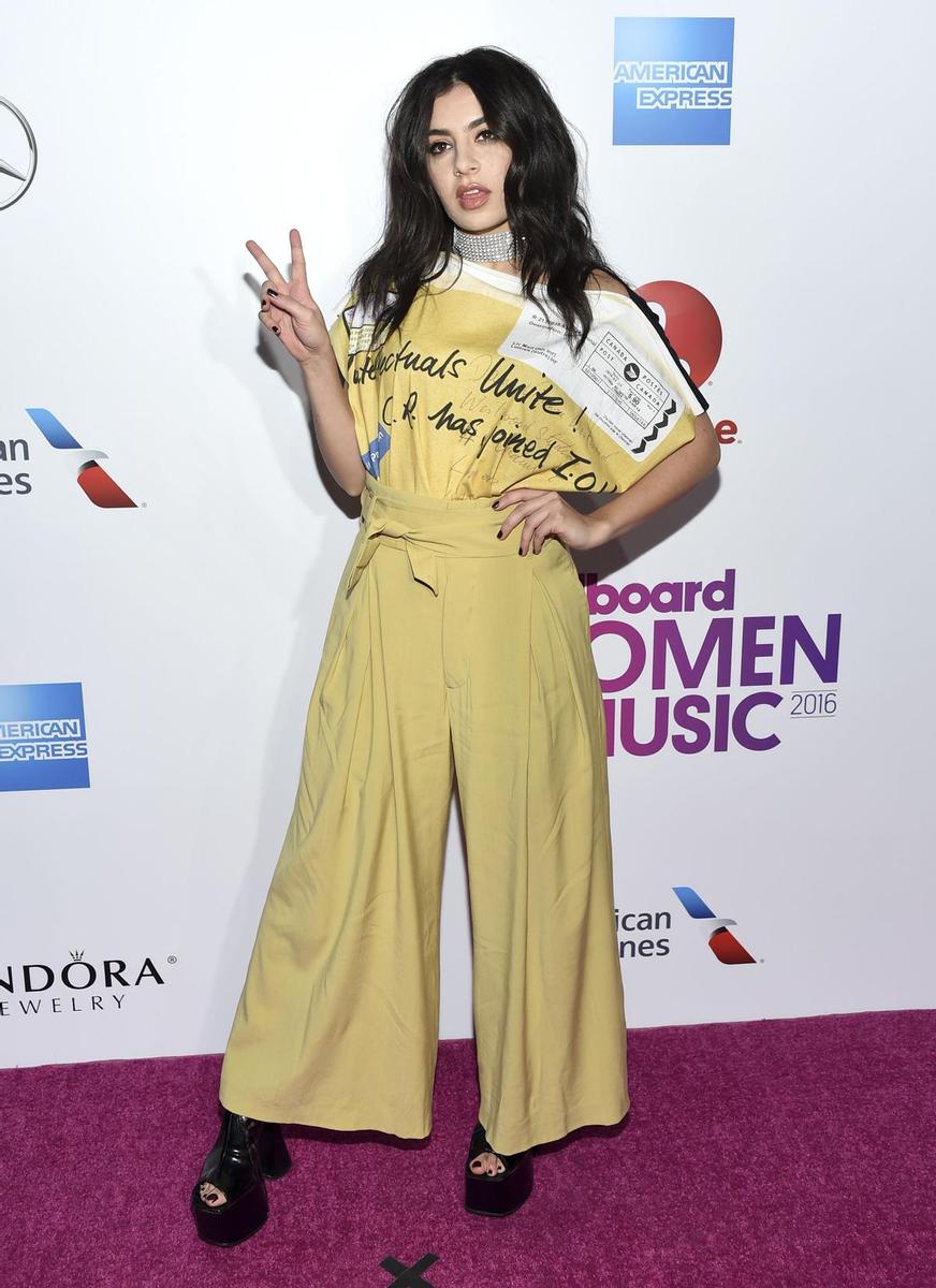 Charli XCX en los premios Billboard Women in Music 2016