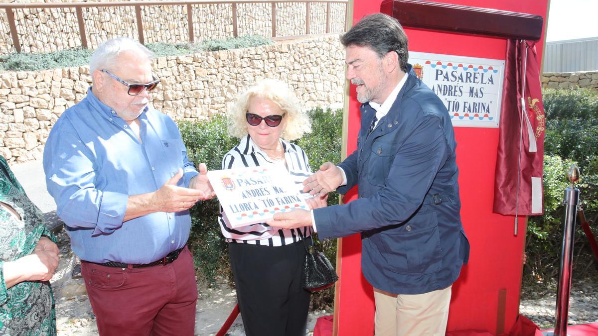El alcalde Luis Barcala entrega la placa en reconocimiento de Andrés Mas a su familia