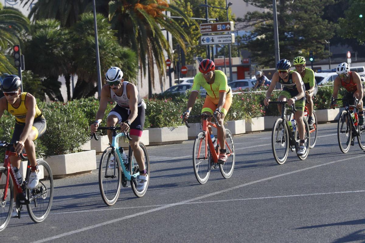 Un grupo de ciclistas en el triatlón olímpico