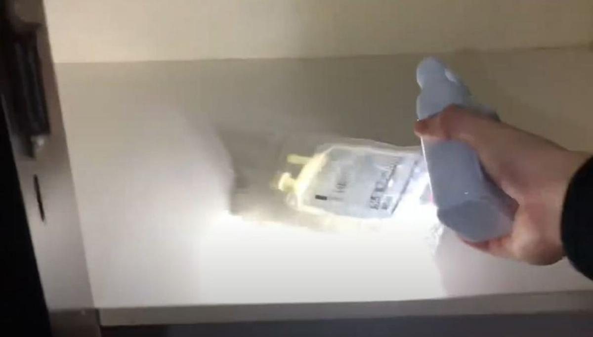Sobre estas líneas, captura de un vídeo en el que los allanadores encuentran fotos de médicos por el suelo; más arriba, uno de los asaltantes ilumina una bolsa de glucosa en un armario. | LNE