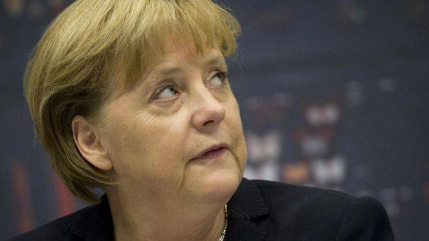 Merkel avanza que el fondo de rescate deberá superar el billón de euros