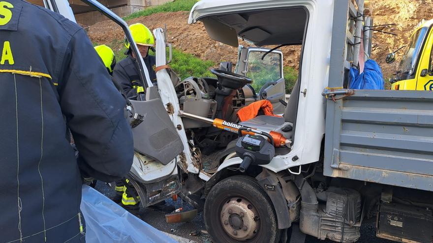 Liberan al conductor de un camión que quedó atrapado en un aparatoso accidente en Guía