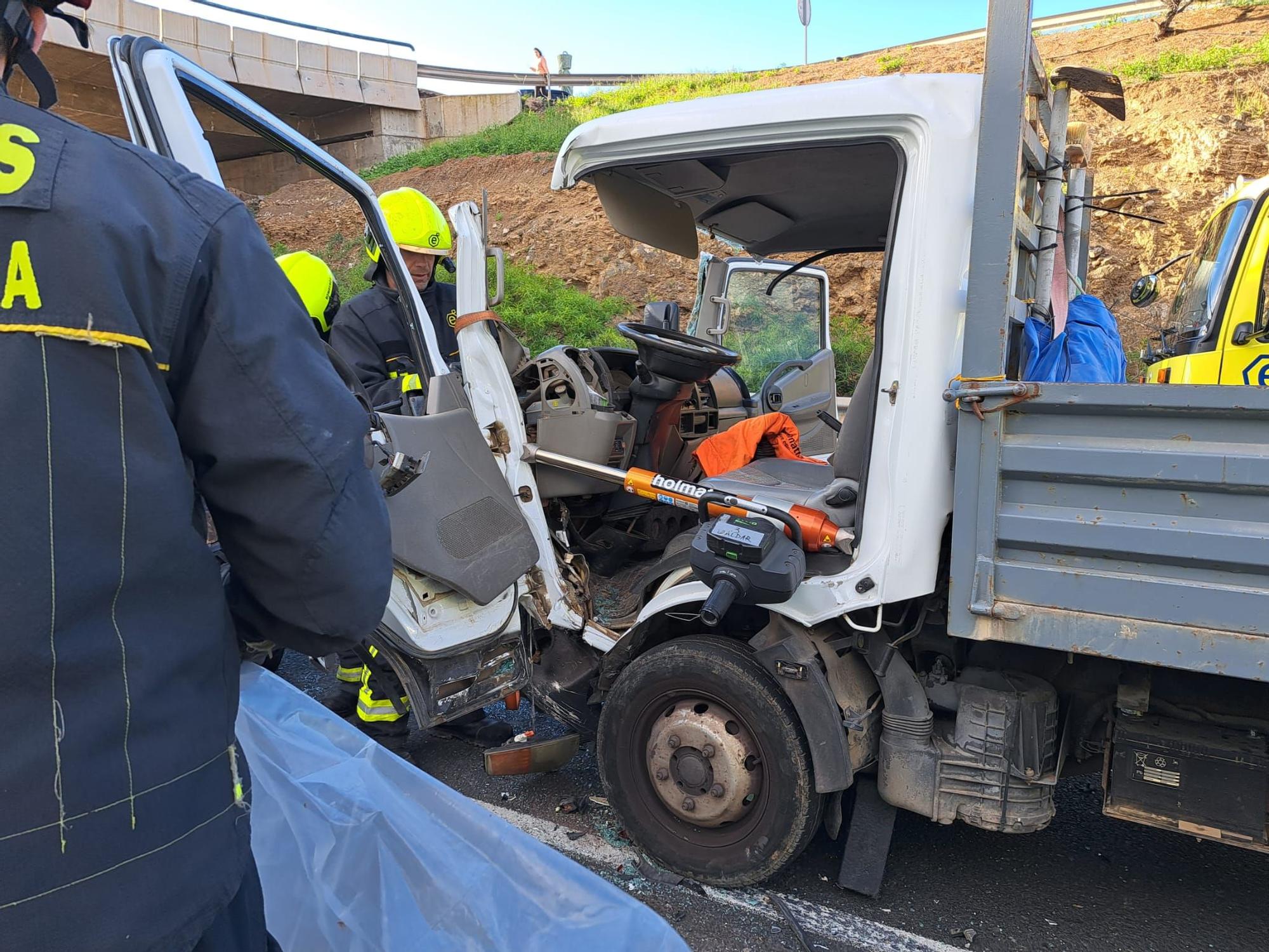 Liberan al conductor de un camión que quedó atrapado en un accidente múltiple en Guía